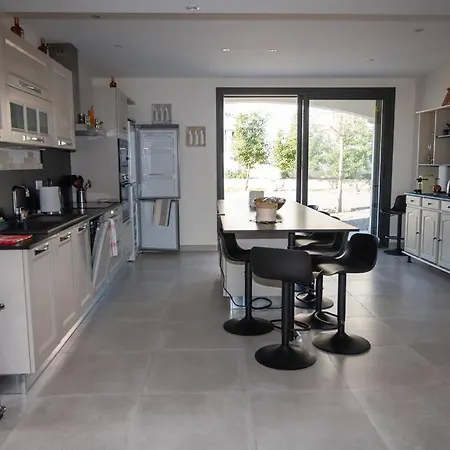 Rez De Maison Neuve Piscine Wifi Poolhouse En Pierre Semesterbostad *