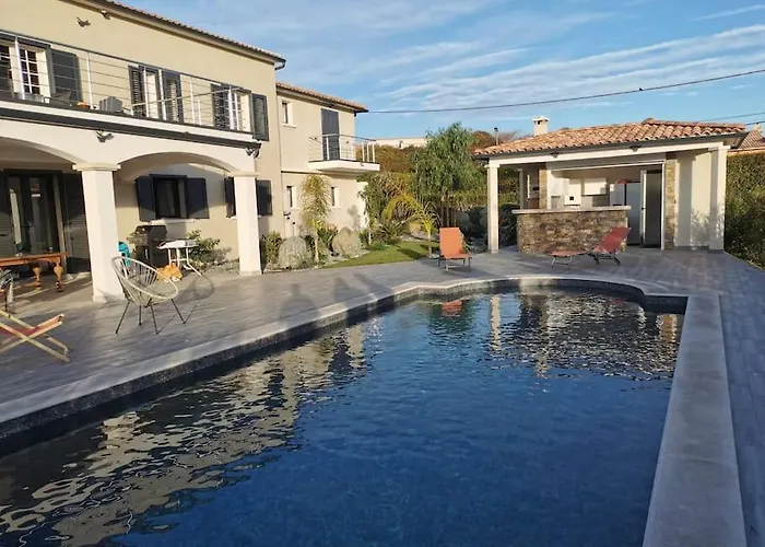 Rez De Maison Neuve Piscine Wifi Poolhouse En Pierre Дом отдыха *