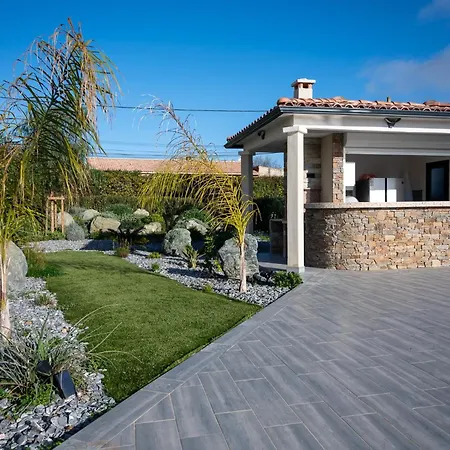 Rez De Maison Neuve Piscine Wifi Poolhouse En Pierre Casa de Férias