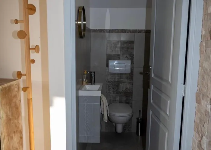 Prázdninový dům Rez De Maison Neuve Piscine Wifi Poolhouse En Pierre