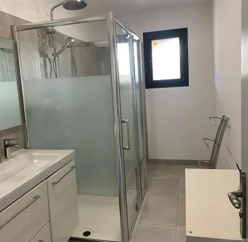 Rez De Maison Neuve Piscine Wifi Poolhouse En Pierre