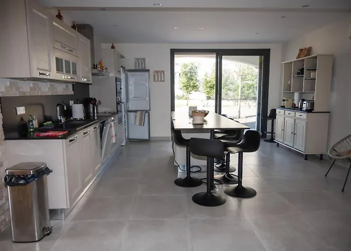 Rez De Maison Neuve Piscine Wifi Poolhouse En Pierre Prázdninový dům *