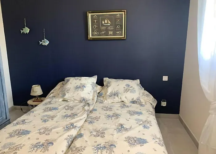 Prázdninový dům Rez De Maison Neuve Piscine Wifi Poolhouse En Pierre