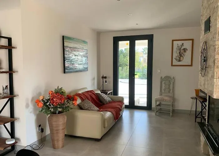 Rez De Maison Neuve Piscine Wifi Poolhouse En Pierre Feriehus *